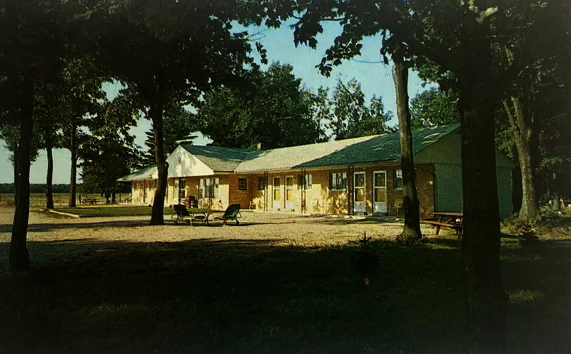 Montgomery Inn and Suites (Plaza Motel) - Postcard